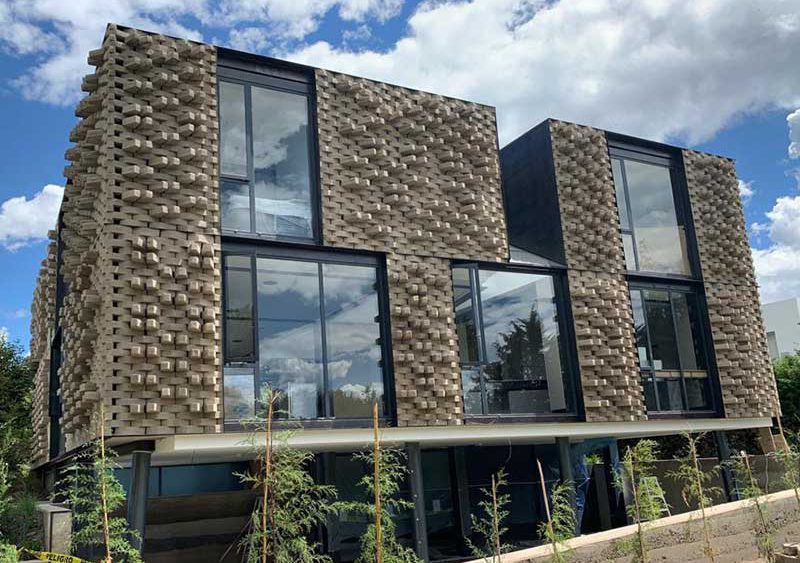 Casa cadena ubicada en Quito. Instalación de ventanas y puertas de aluminio Thermia Barcelona. Obra realizada por ER Servicios.